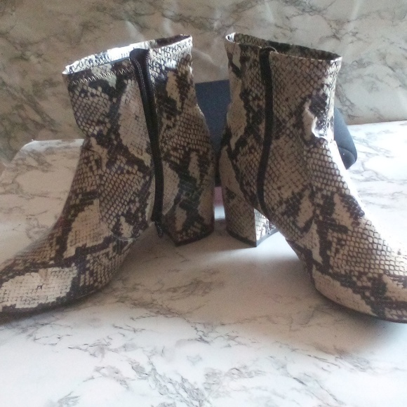 Time and Tru Women's Faux Snakeskin Heeled Ankle Boots Size 10 - Picture 8 of 10